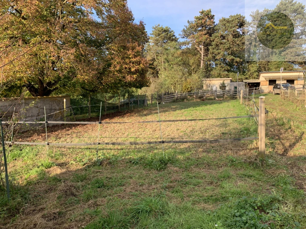 terrain clos et arboré de 1 910 m2