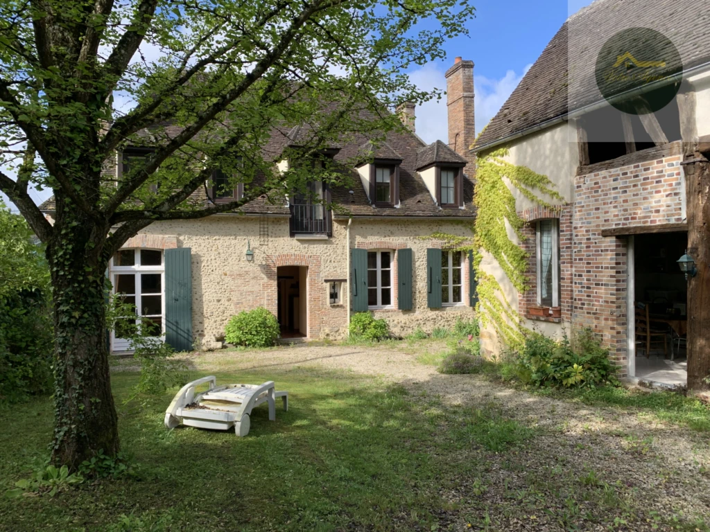 maison en pierre avec joli terrain clos