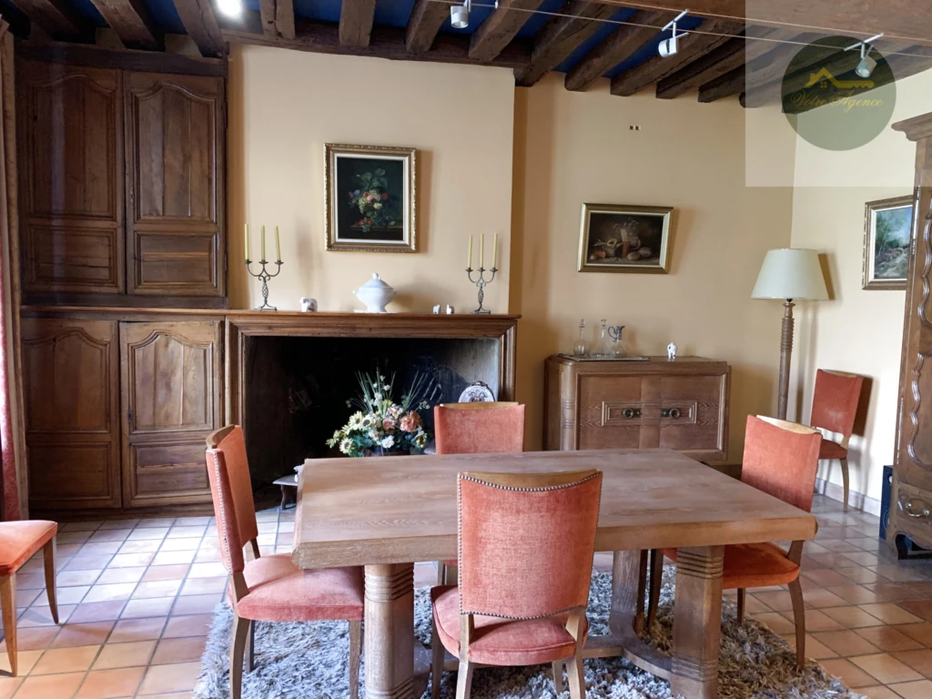 salle à manger avec cheminée