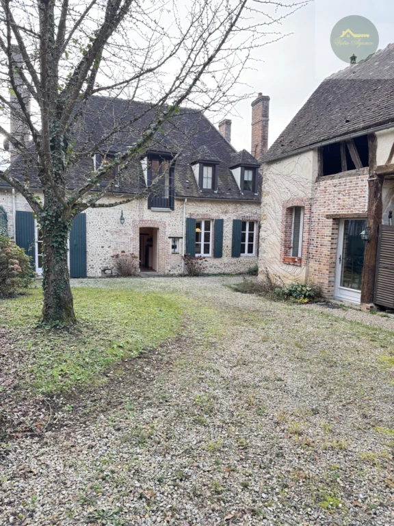 maison en pierre avec joli terrain clos