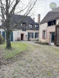 maison en pierre avec joli terrain clos