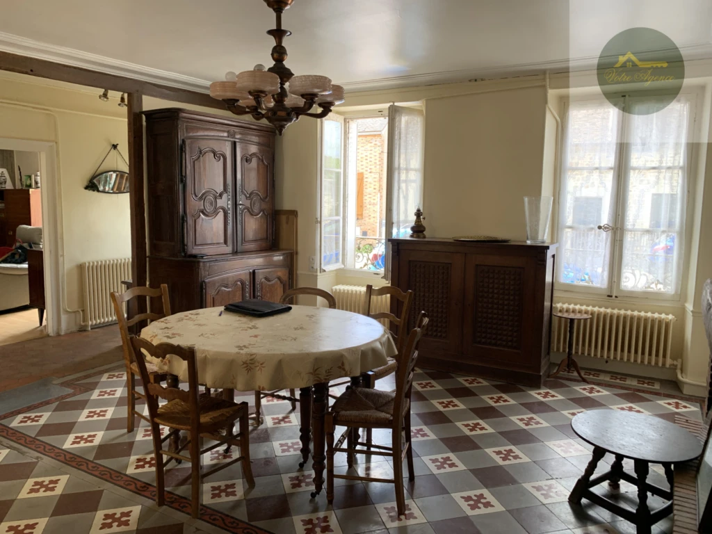 séjour salon de 27 m2 avec cheminée et carreaux de ciment