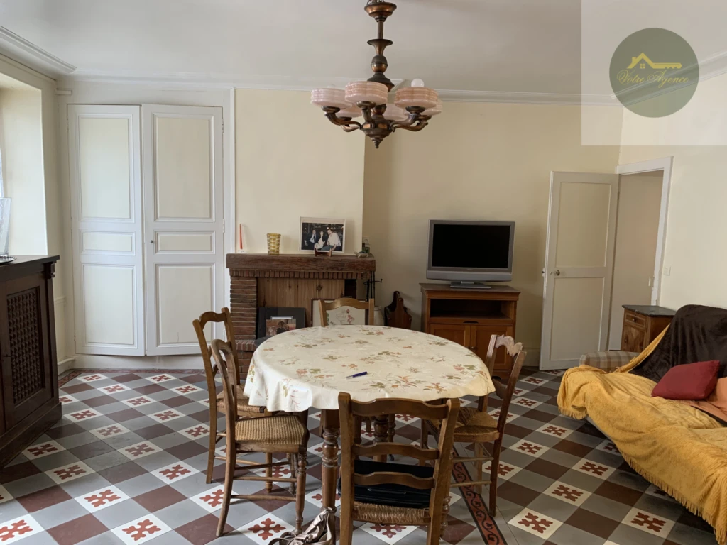 séjour salon de 27 m2 avec cheminée et carreaux de ciment