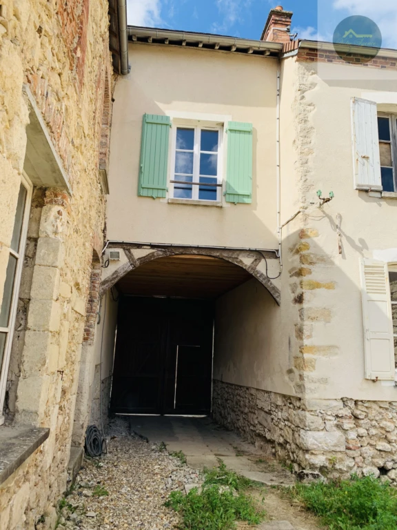 Large porche avec accès grande cour intérieure