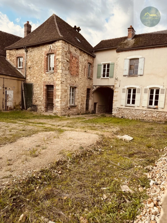 Large porche avec accès grande cour intérieure
