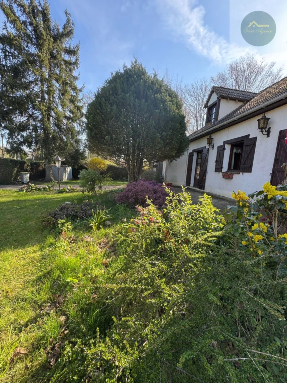 maison traditionnelle avec bucher et terrasses