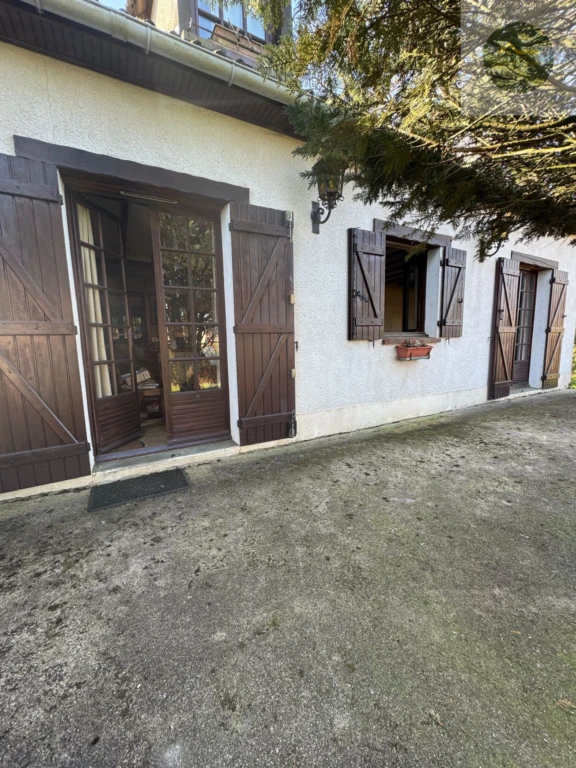 maison traditionnelle avec terrasses