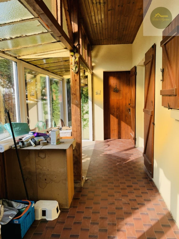 maison traditionnelle avec entrée par véranda