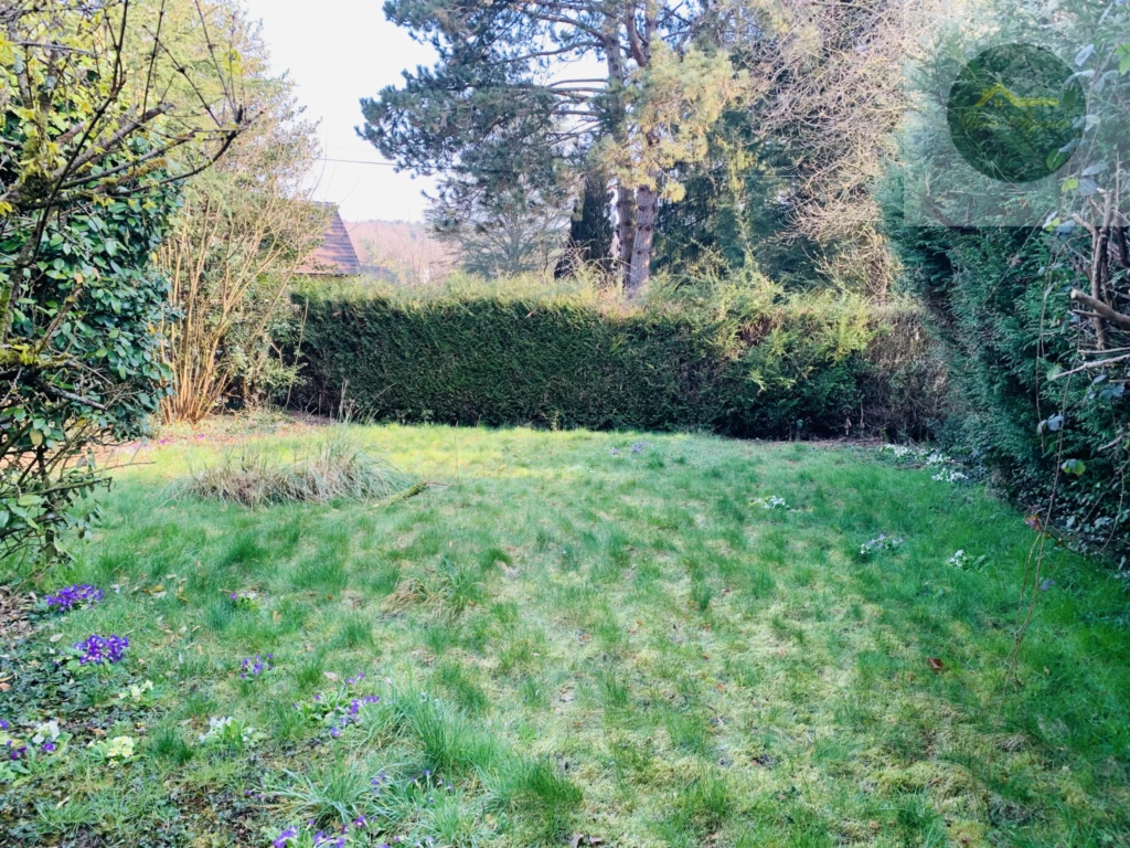 beau terrain clos et arboré de 879 m2