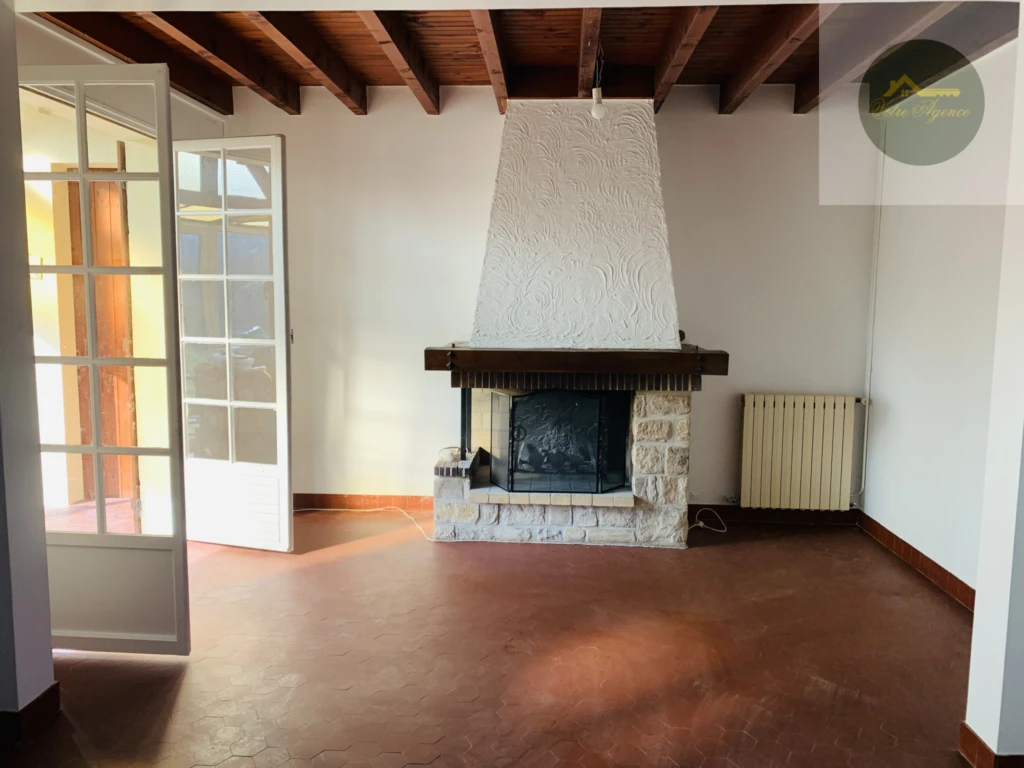 salon séjour de 26 m2 avec cheminée insert
