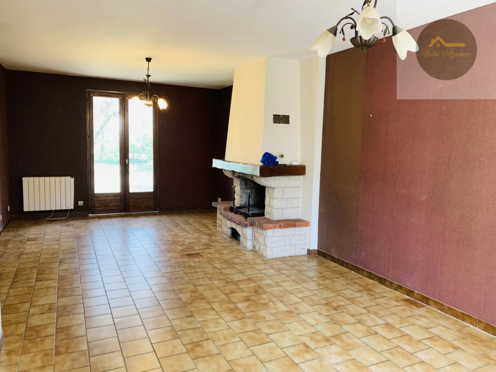 Grand salon séjour de 33 m2 avec cheminée insert et accès terrasse