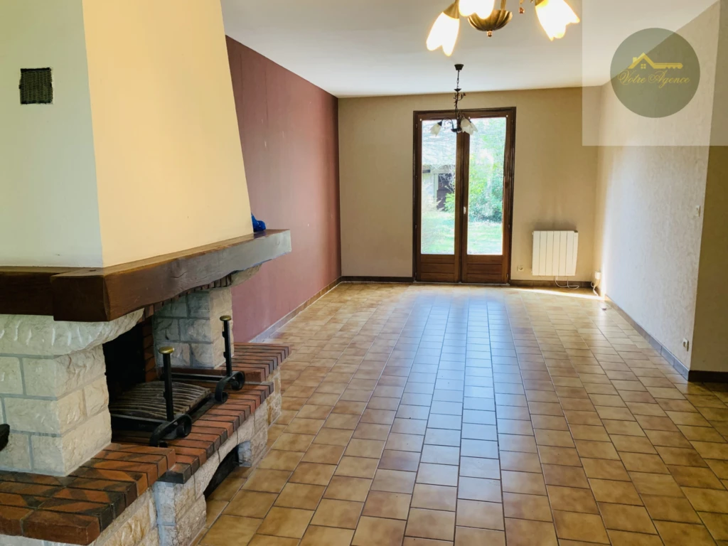 Grand salon séjour de 33 m2 avec cheminée insert et accès terrasse