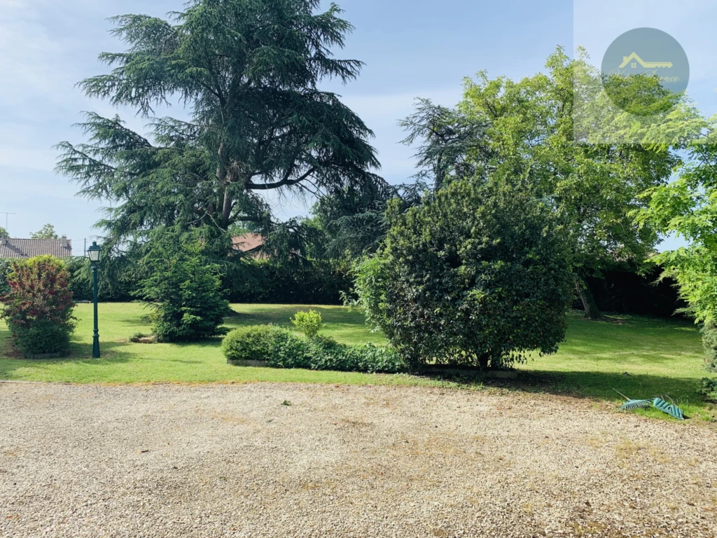 parc clos et arboré au calme