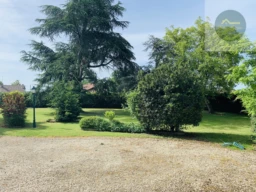 parc clos et arboré au calme