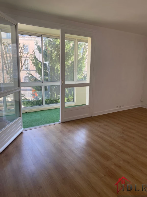 un grand salon et un espace salle à manger