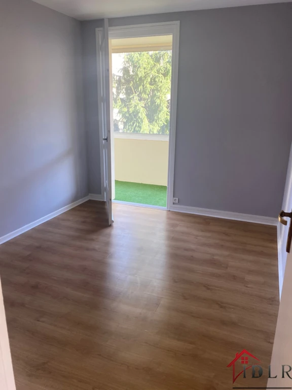 Une chambre donnant sur la loggia