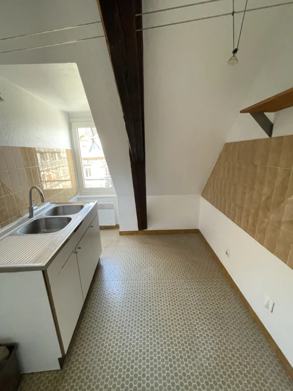 2 PIECES dernier étage à vendre à STRASBOURG CENTRE PROX. TRIBUNAL