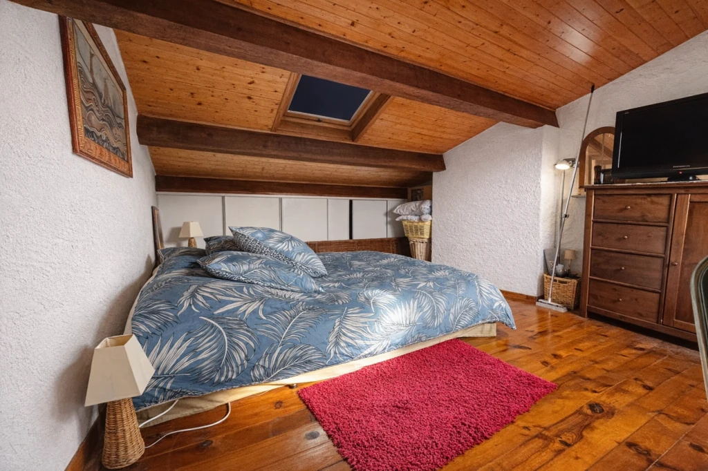 Chambre mur blanc IA