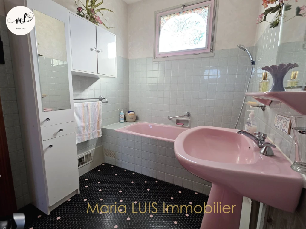 À voir maison traditionnelle avec des matériaux de qualité de 92 m2 et totalisant 187 m2