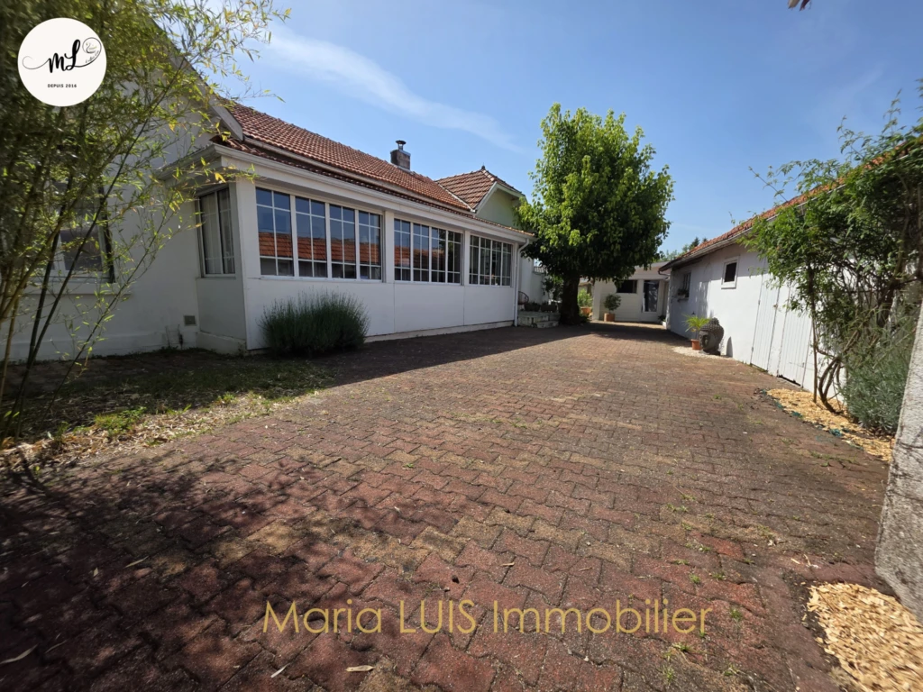 Maison 116 M2 avec dépendances en plein centre de la commune