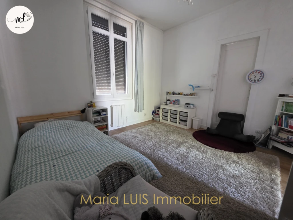 Maison 116 M2 avec dépendances en plein centre de la commune