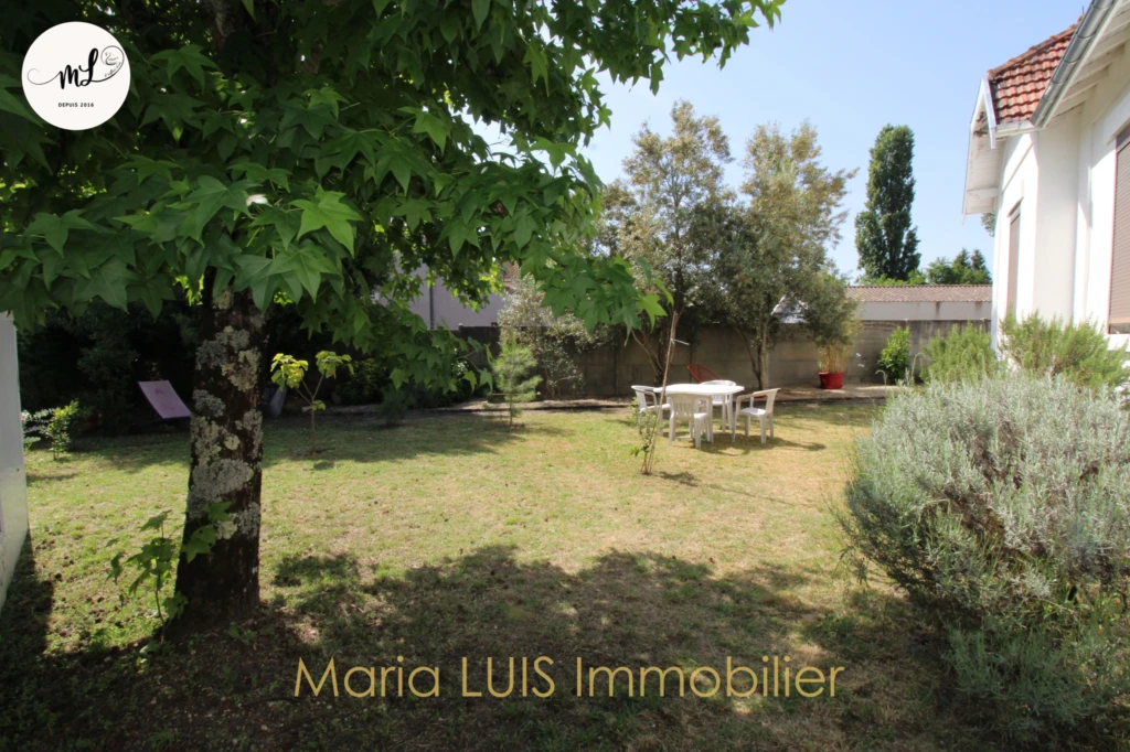 Maison 116 M2 avec dépendances en plein centre de la commune