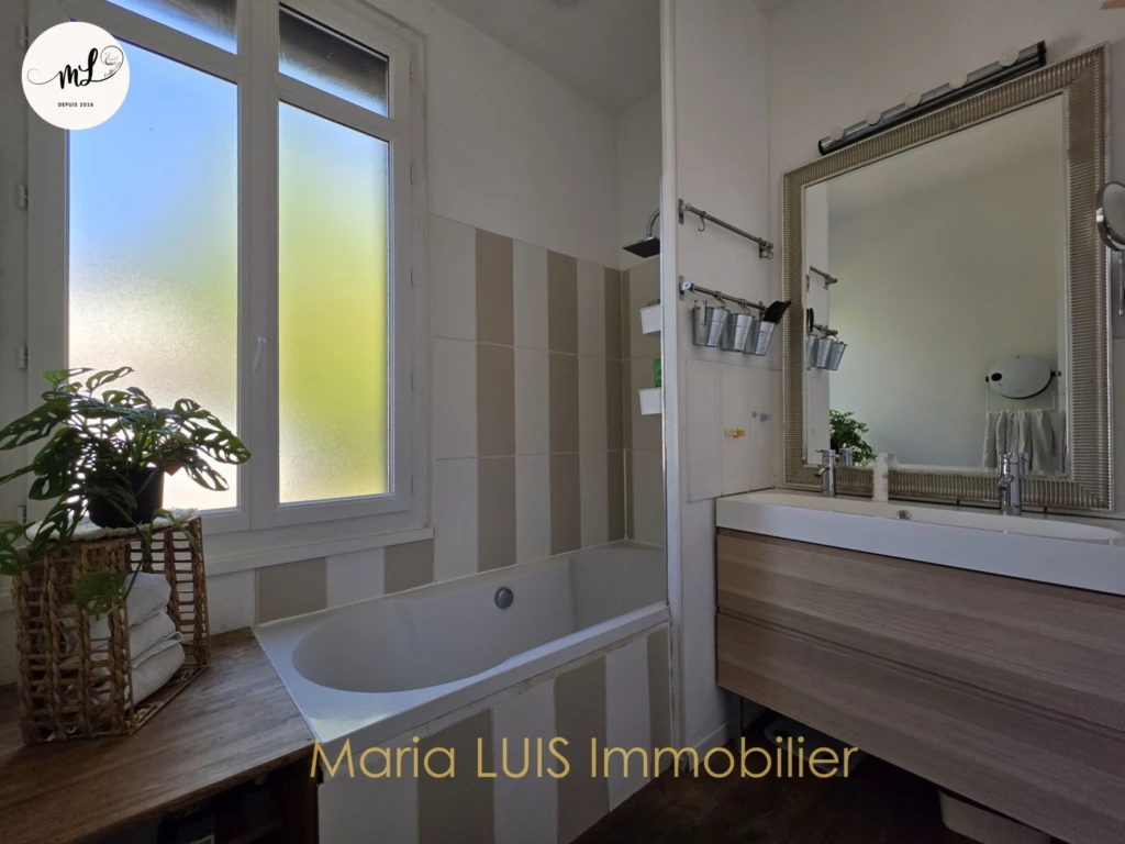 Maison 116 M2 avec dépendances en plein centre de la commune