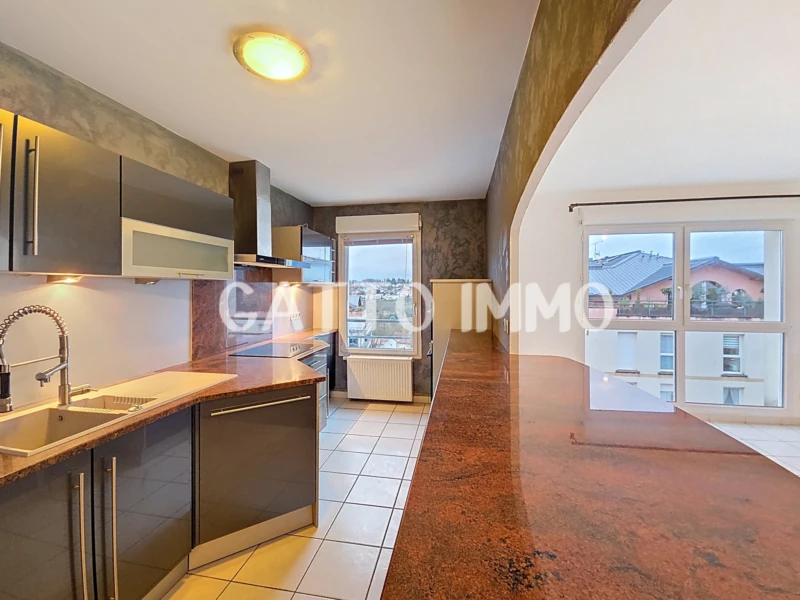 CUISINE EQUIPEE SEMIE OUVERTE SUR L'ESPACE DE VIE