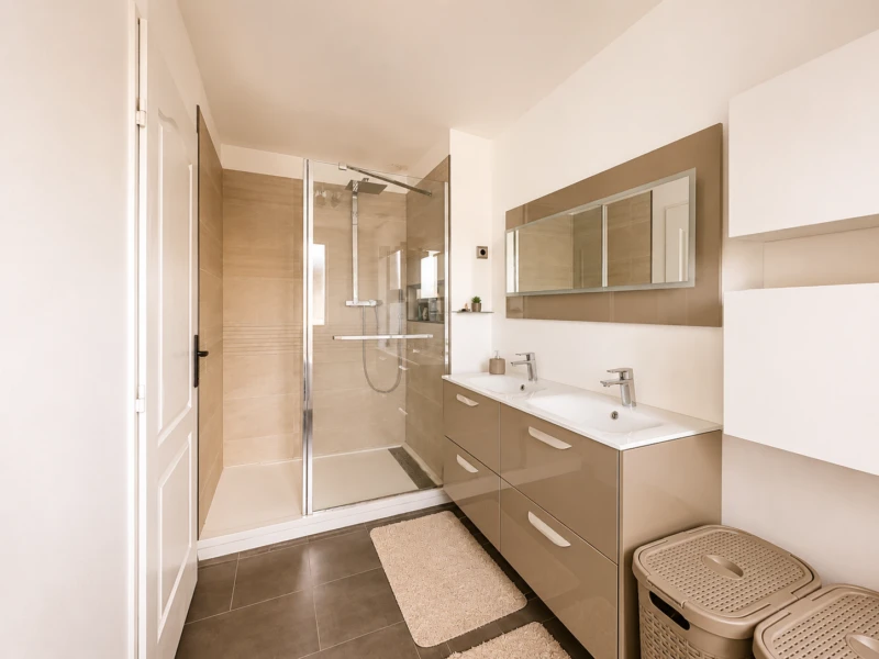 Salle de bains et douche de la suite parentale