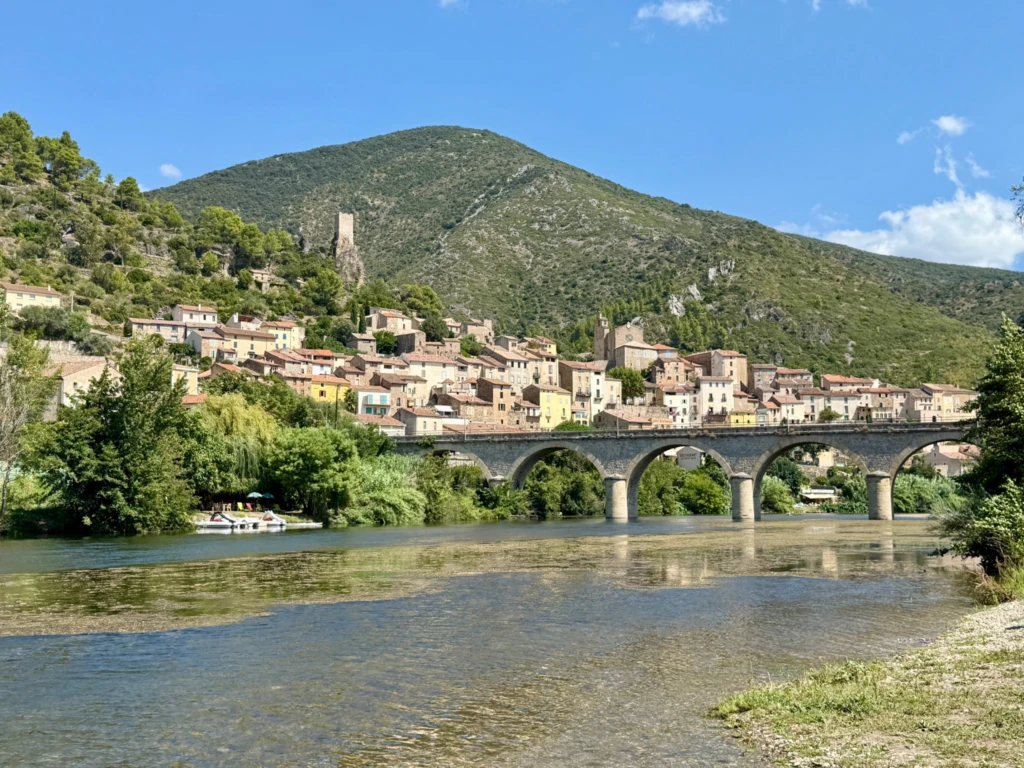 Le village de Roquebrun et son célèbre pont sur l'Orb