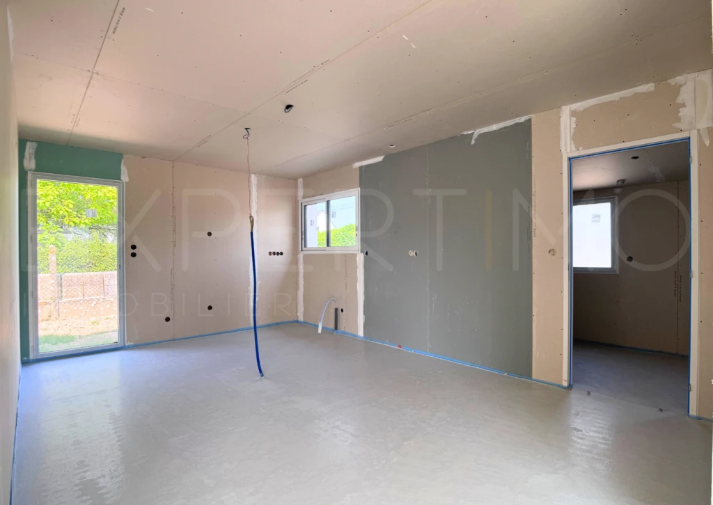 Espace cuisine-salle à manger et accès arrière-cuisine-buanderie-chaufferie