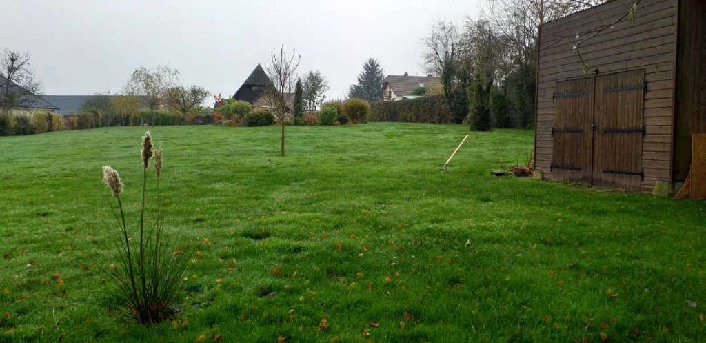 vue depuis le fond du terrain vers le portail d'accès coté rue