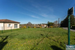 Terrain à construire à Garat - Vue depuis son entrée du coté du voisin