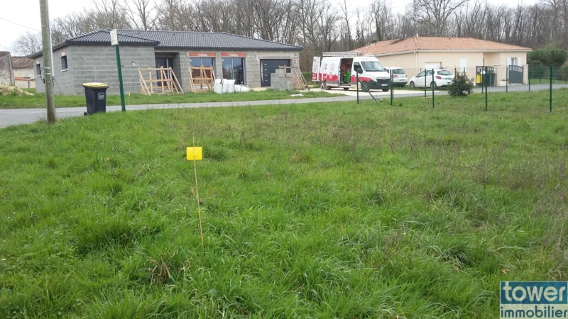 Vue de l'entrée du terrain qui donne sur l'impasse