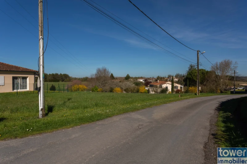 Terrain constructible sur Garat - la petite rue qui longe la parcelle