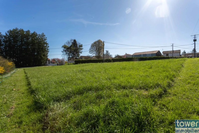 Terrain constructible 1013 m2 sur la commune de Garat - Vue prise au fond du terrain