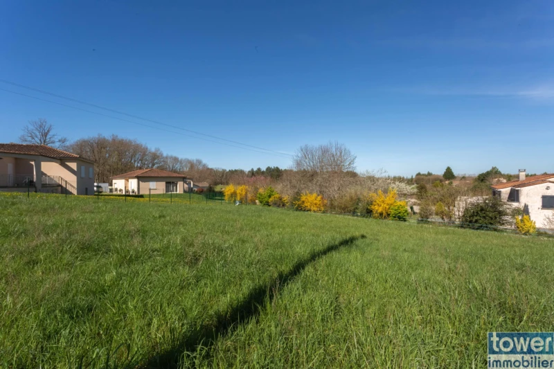 Terrain à construire sur Garat - Vue prise depuis le fond du terrain