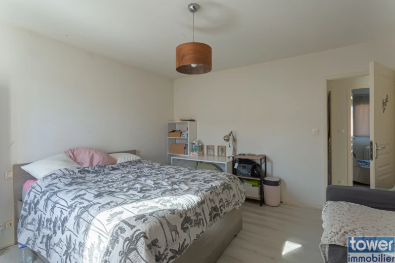 La plus grande chambre de cette  maison F4 à Soyaux