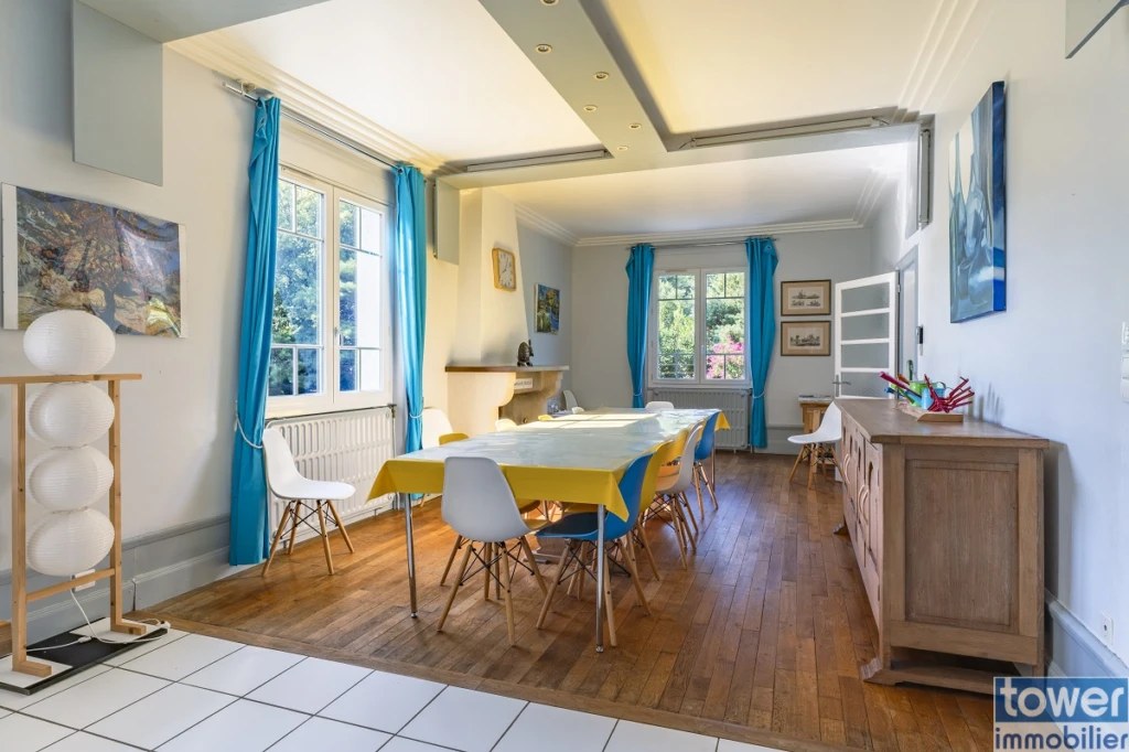 Salle à manger du gîte de la maison à Montbron