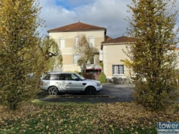 Façade de la maison de maître en vente à Montbron