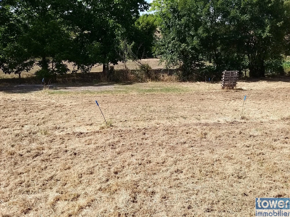 Terrain constructible de 910 m2 à vendre sur la commune de Garat