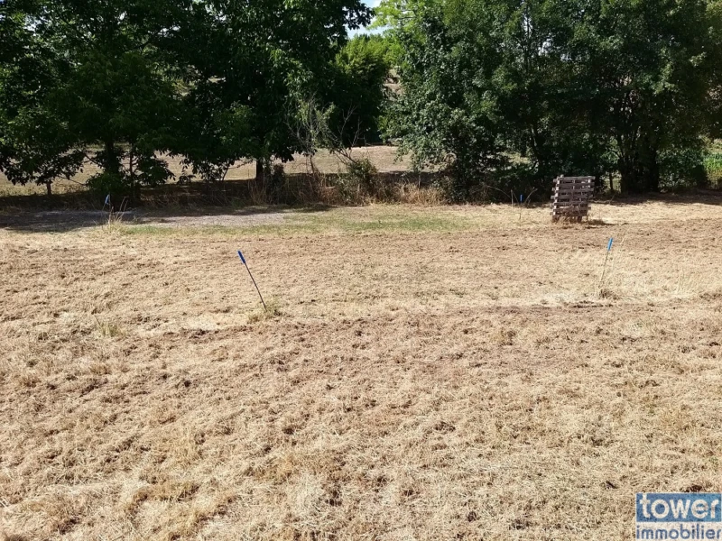 Terrain constructible de 910 m2 à vendre sur la commune de Garat