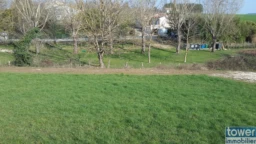 Vue sur le bas (coté chemin d'accès) du terrain constructible sur Garat