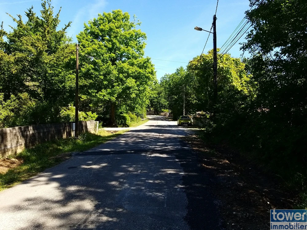Autre coté de la rue qui passe devant le terrain à bâtir proche de Sers