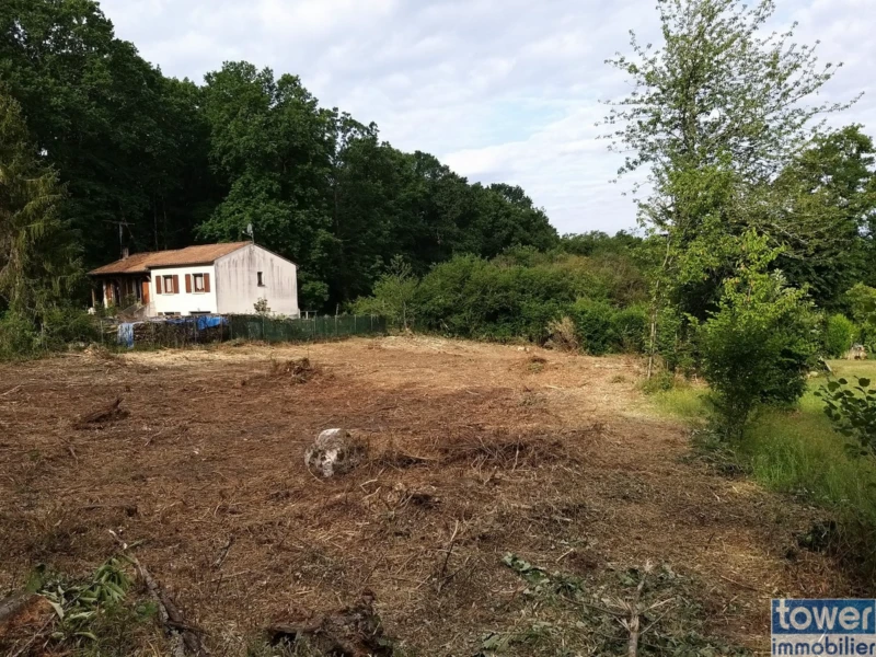 Arrivée au terrain à construire près de Sers - Maison voisine
