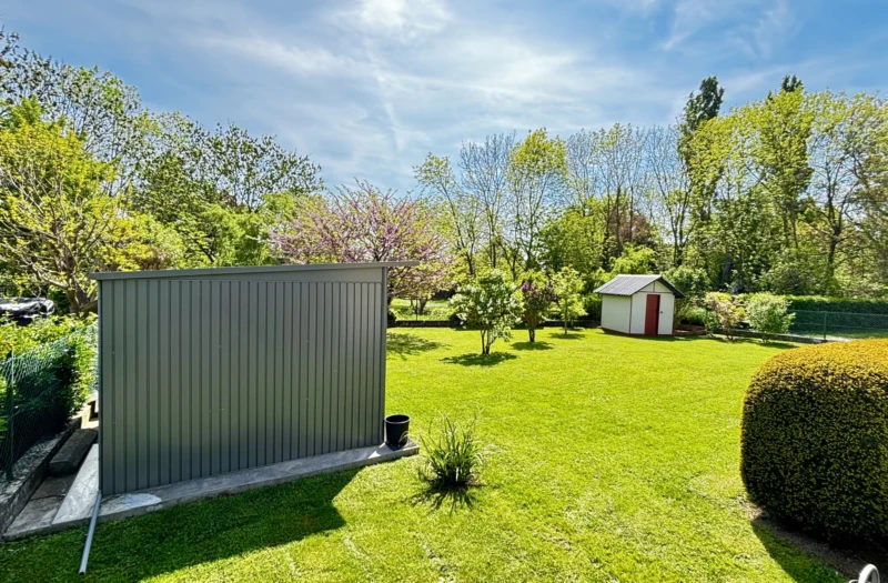 Jardin arrière clos et piscinable, avec 2 abris de jardin