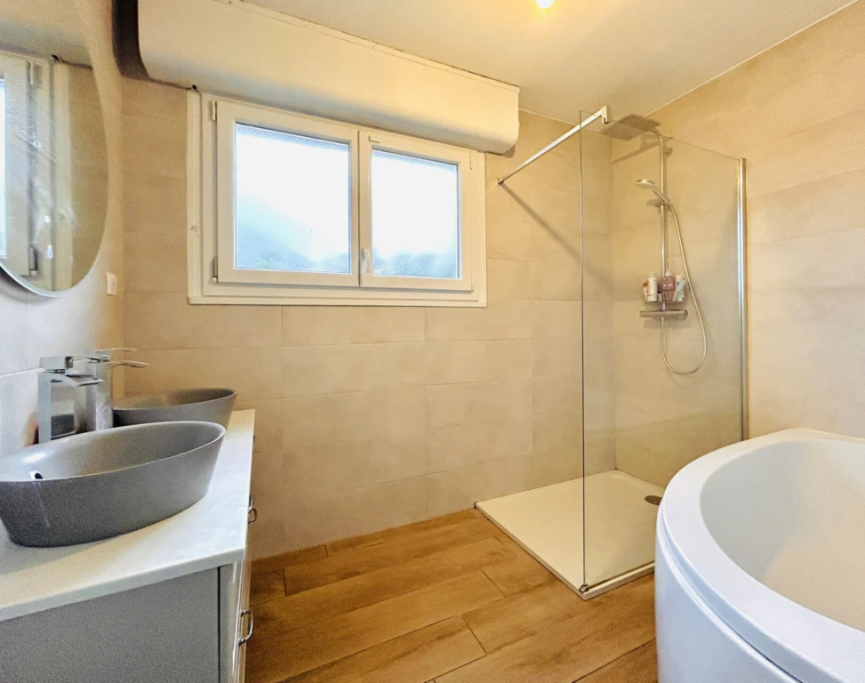 salle de bains équipée avec douche