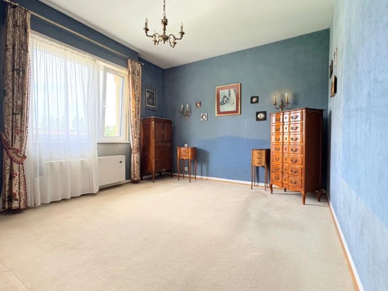 grande chambre à coucher avec volet électrique