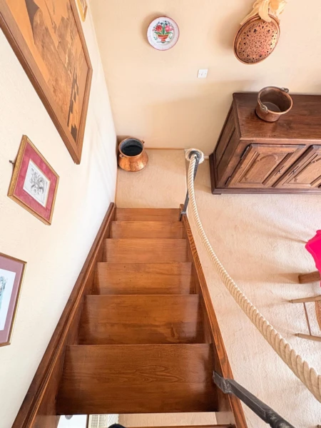 escalier bois accès chambre en duplex