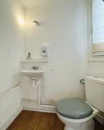 RDC : wc - toilette séparé accès petite chambre